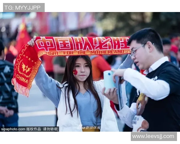 江苏与重庆女球迷热情对决足球场上的青春与激情交织