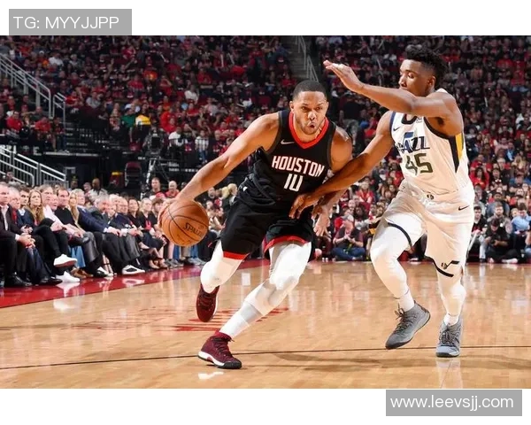 火箭与爵士季后赛对决回顾：激情碰撞与战术较量的精彩瞬间